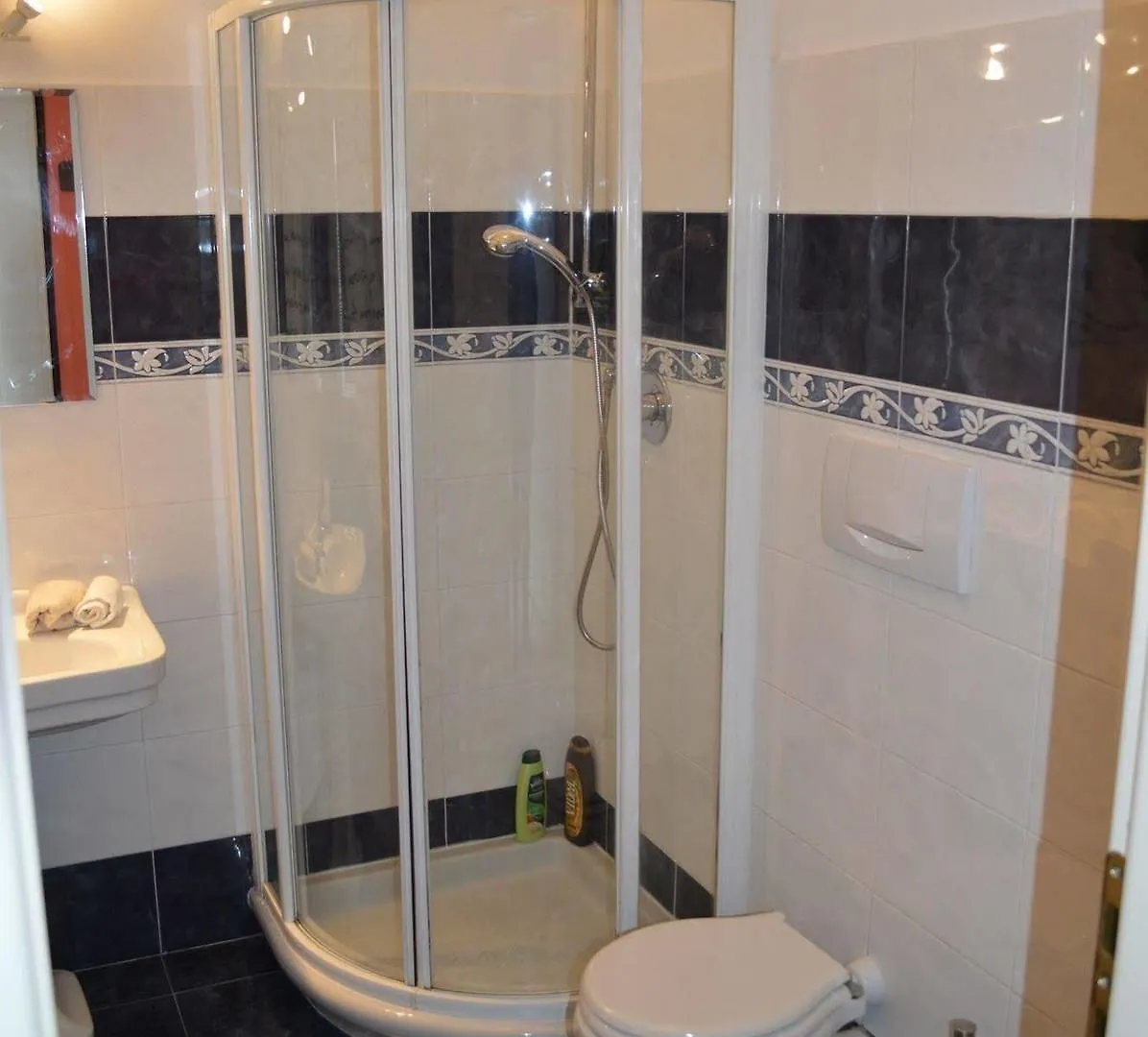 Au Petit Bonheur Apartment Genoa